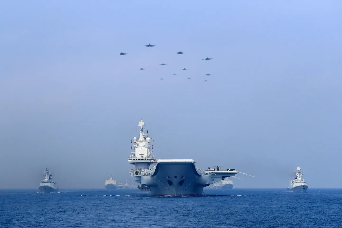 Hiina mereväe alused ja hävitajad õppustel Lõuna-Hiina meres.
