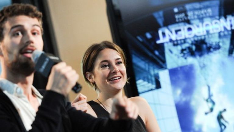 Aktieri Teo Džeimss (Theo James) un Šeilīna Vudlija (Shailene Woodley) filmas "Insurgent" pirmizrādē 