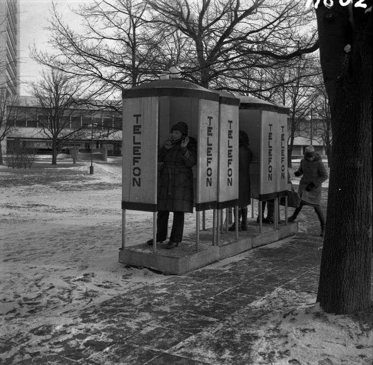 Vaade Tammsaare pargis asuvatele telefonikabiinidele.