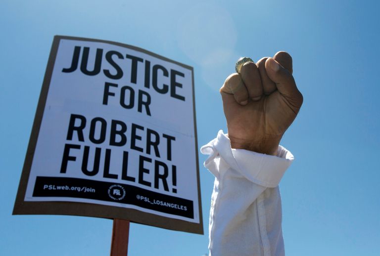 Meeleavaldaja nõuab Robert Fulleri juhtumis õiglust