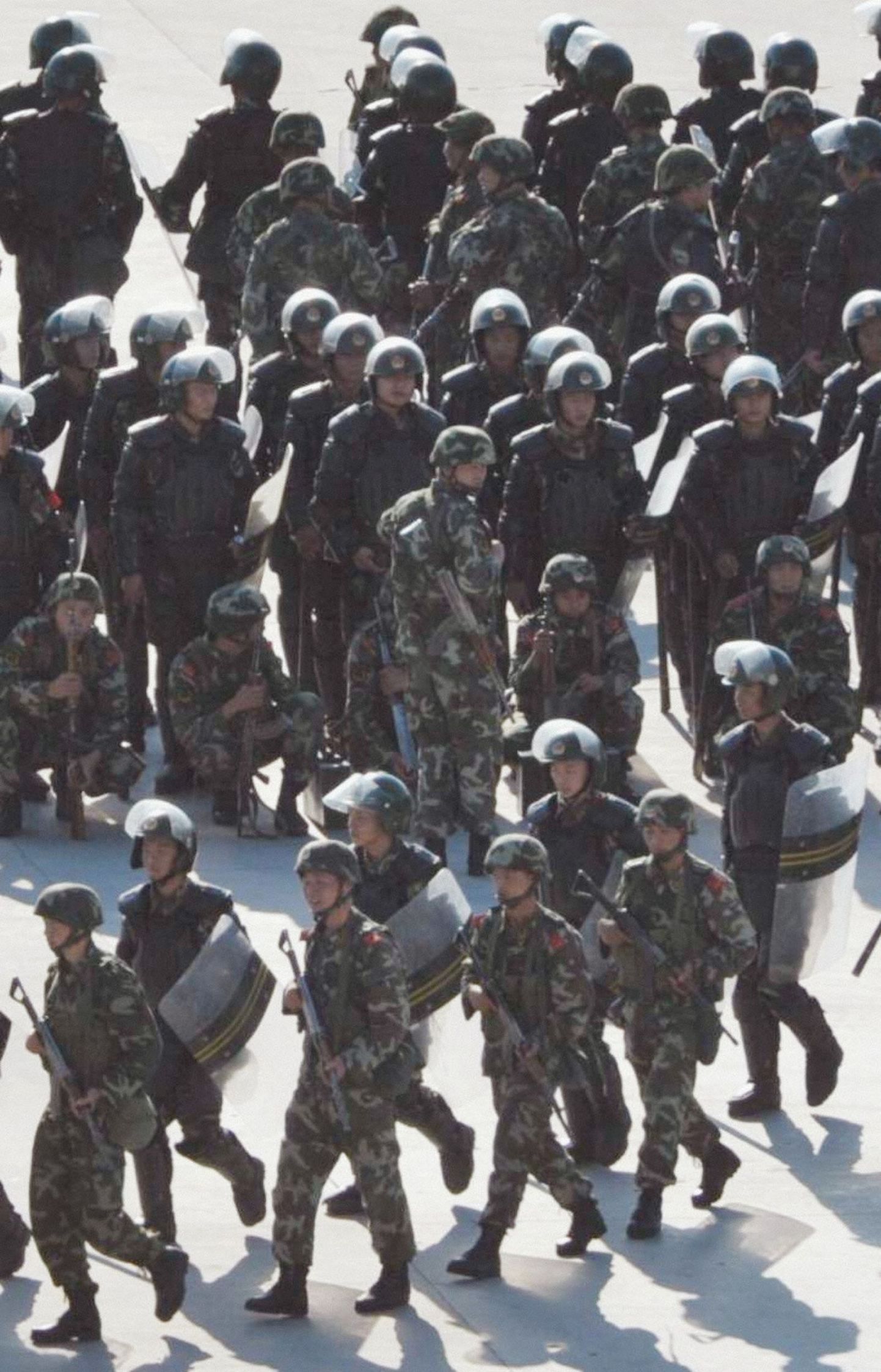 Hiina politseinikud Kaxgari tänavatel.