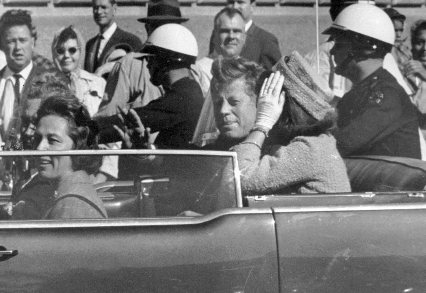 Kaader, millel on USA presidenti John F. Kennedyt näha umbes üks minut enne, kui teda 22. novembril 1963 Texases Dallases surmavalt tulistati. Kennedy kõrval oli ta naine Jacqueline Kennedy. Ees istusid Texase kuberner John Connally ja ta naine Nellie Connally ning autojuht ja ihukaitsja