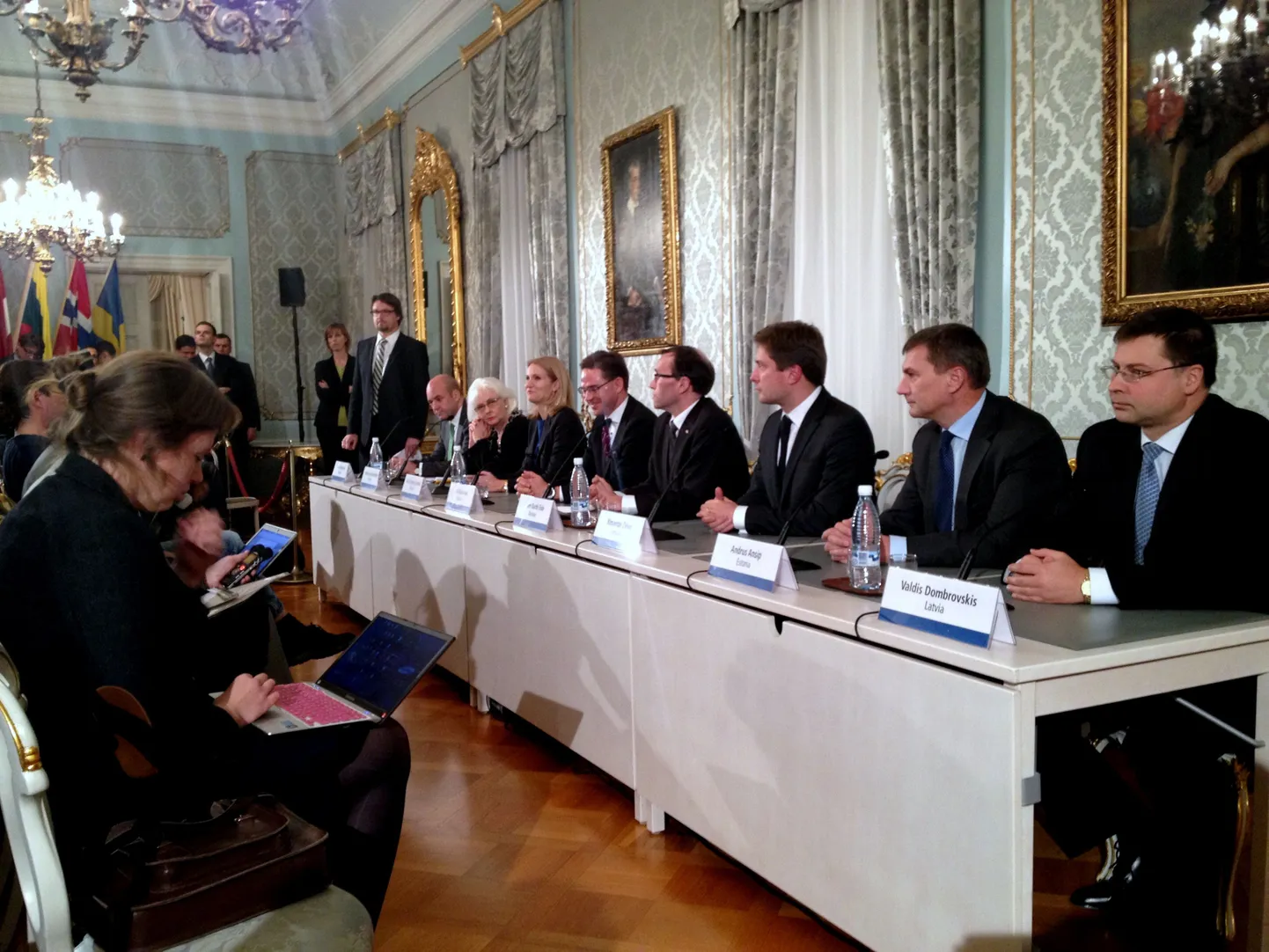NB8 valitsusjuhtide kohtumisel osalesid Eesti peaminister Andrus Ansip, Soome peaminister Jyrki Katainen, Rootsi peaminister Fredrik Reinfeldt, Taani peaminister Helle Thorning-Schmidt, Läti valitsusjuht Valdis Dombrovskis ning Islandi peaminister Jóhanna Sigurðardóttir. Norra peaminister Jens Stoltenbergi asendas välisminister Espen Barth Eide. Leedu peaministrit asendas kohtumisel majandusminister Rimantas Žylius.