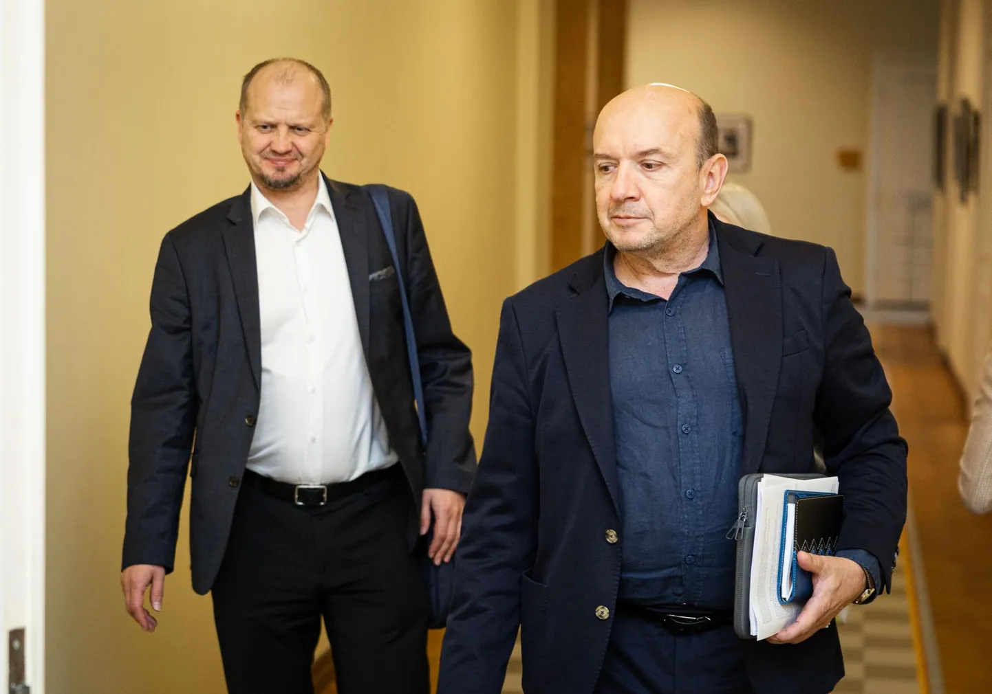Во вторник также состоялось заседание комиссии по государственной обороне. На снимке Анти Пооламетс (слева) и Калев Стойческу.