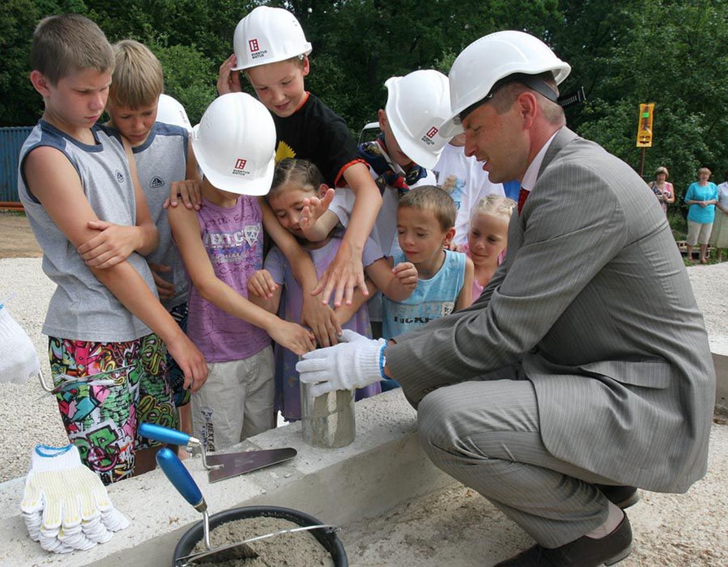 Sotsiaalminister Hanno Pevkur ja Väikemõisa lastekodu kasvandikud panid eile nurgakivi neljale peremajale.