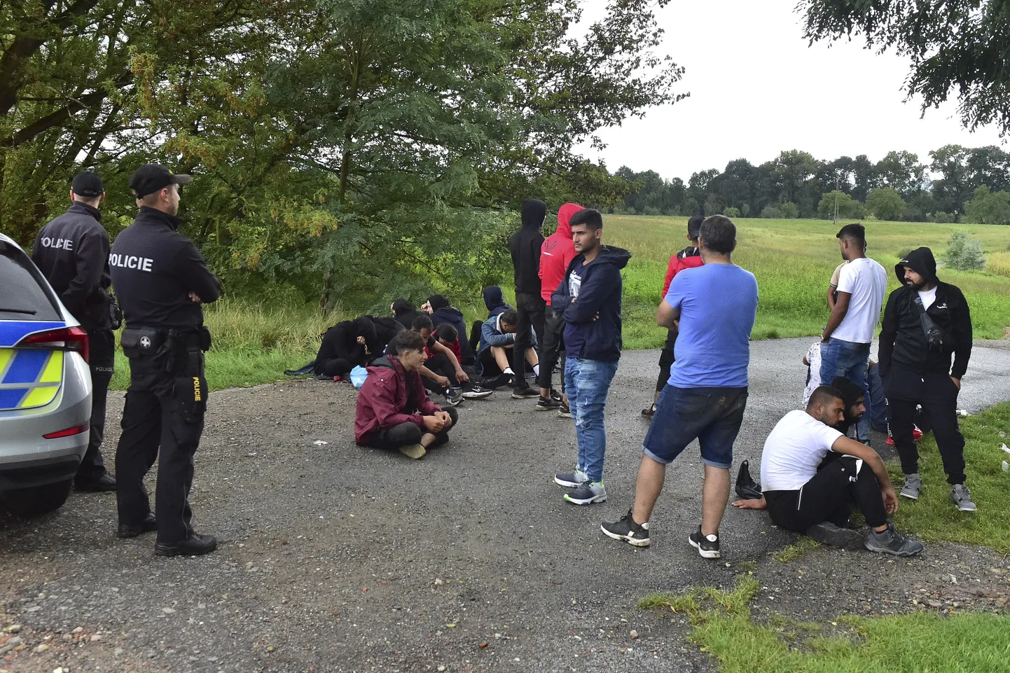 Čehu policisti veic pārbaudi uz Čehijas-Slovākijas robežas.