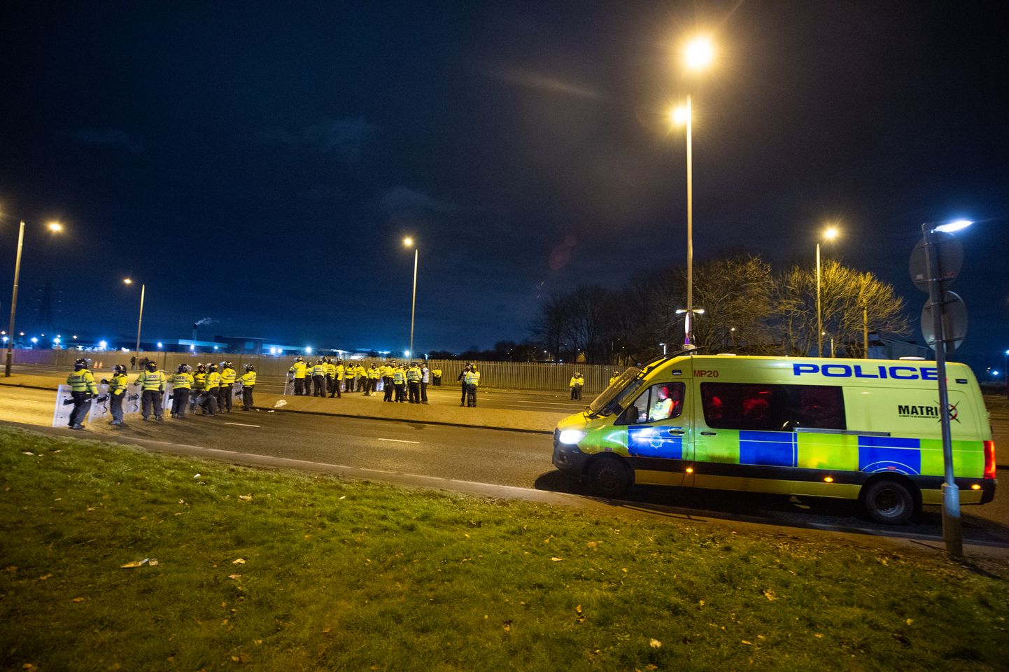 Knowsley, Merseyside, Suurbritannia. Kohalik märulipolitsei reageeris pagulasi majutavat hotelli rünnanud jõugule.