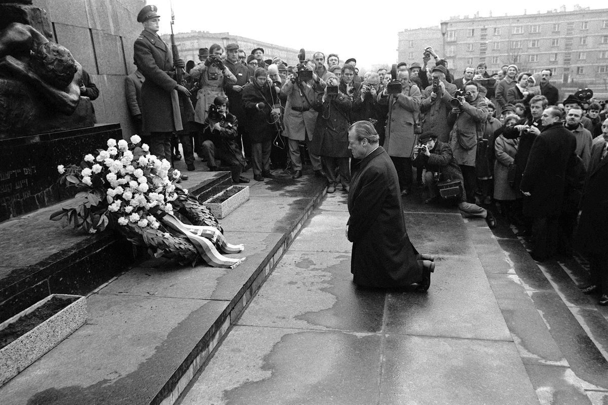 Канцлер ФРГ Вилли Брандт на коленях перед памятником жертвам восстания в Варшавском гетто. 7 декабря 1970 года.