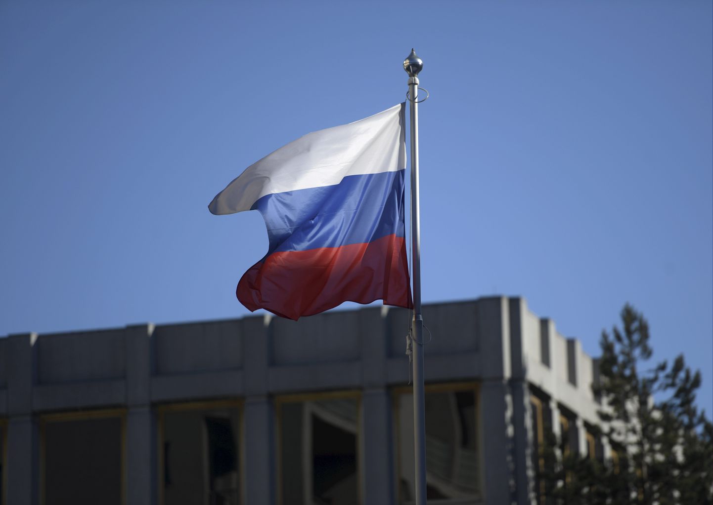Vene lipp saatkonnahoone kohal.