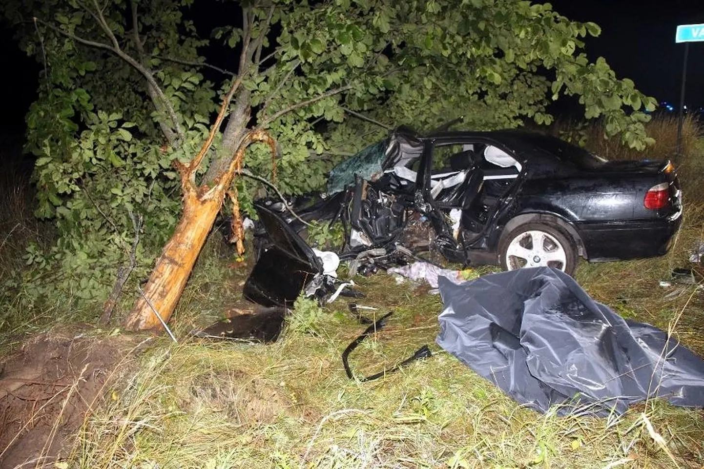 Vastu puud sõitnud BMW kahjustused olid väga suured.