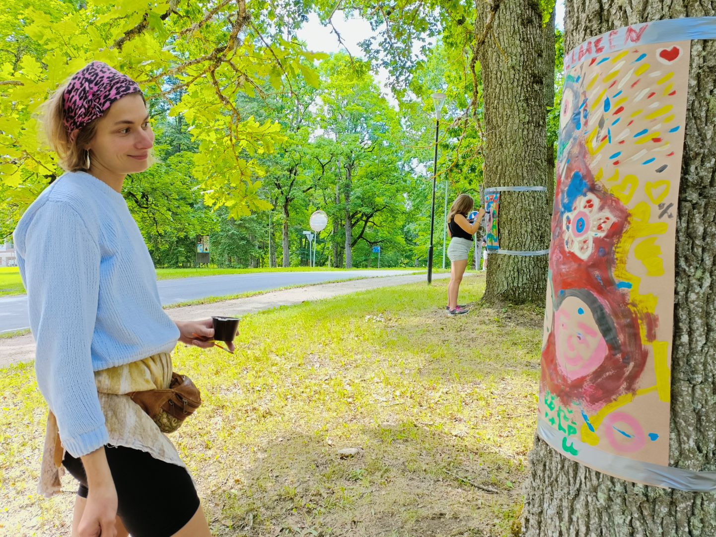 Художественная мастерская, где каждому участнику досталась путем розыгрыша одна краска, с которой они переходили от дерева к дереву, чтобы внести свой вклад в совместное творчество.