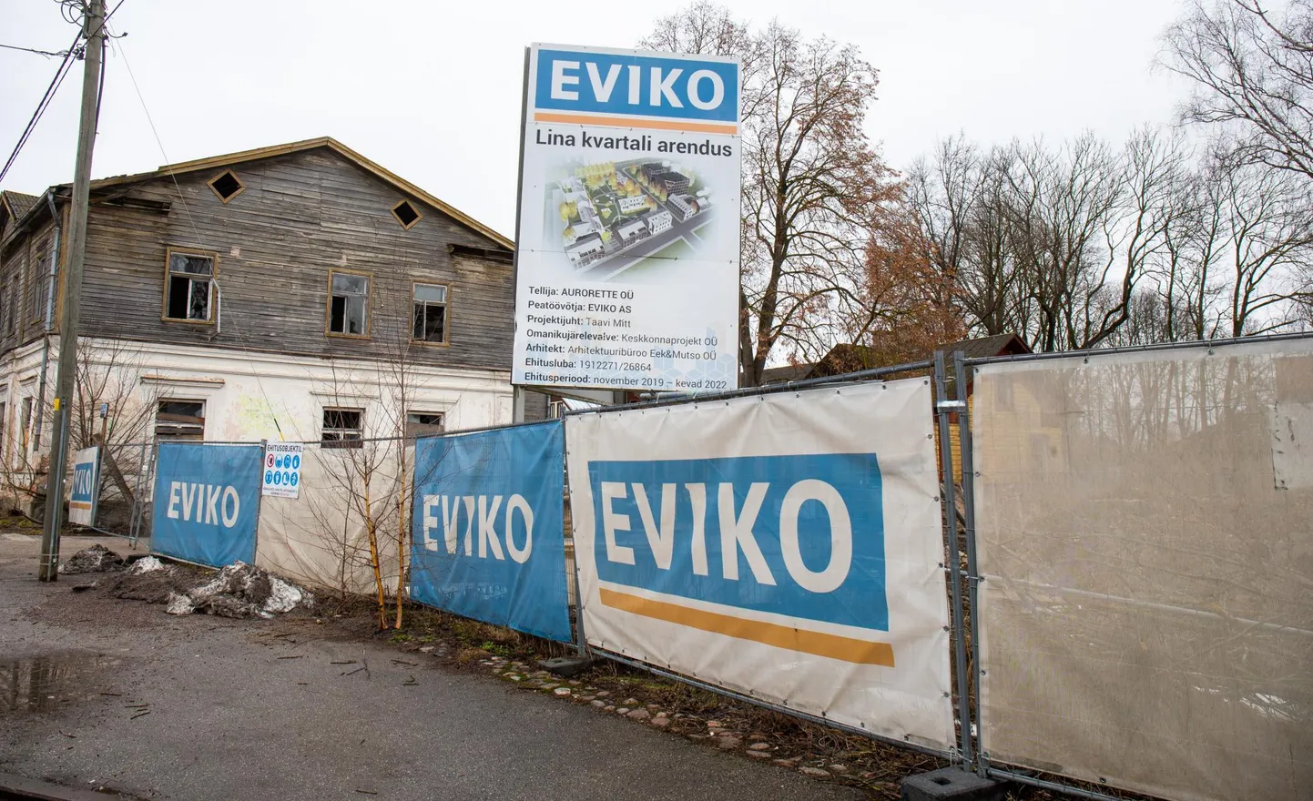 Lina tänava elamukvartal pidanuks plaani järgi valmima juba mullu, kuid valmis on vaid üks maja kuuest. Seni on veel osa vanadestki hoonetest lammutamata.
