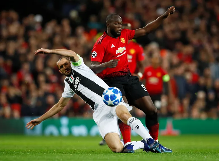 Giorgio Chiellini duelleerimas Romelu Lukakuga, antud olukord pole seotud mainitud särgist tirimise intsidendiga.