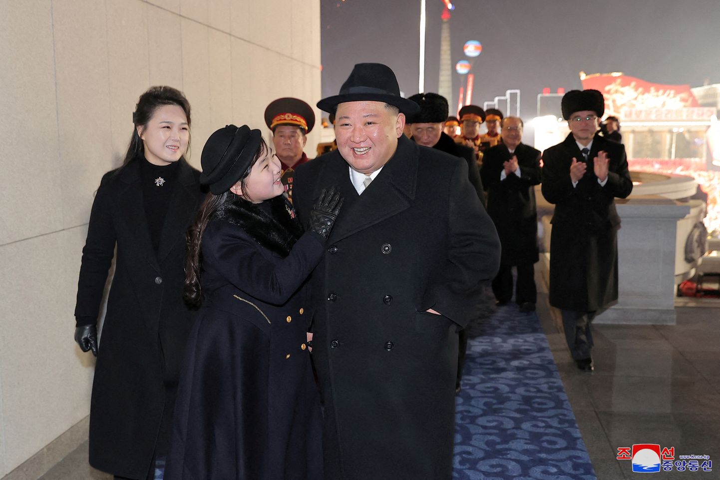 Põhja-Korea liider Kim Jong-un koos abikaasa Ri Sol-ju ja nende tütre Kim Ju-aega eelmisel nädalal sõjaväeparaadil Pyongyangis.