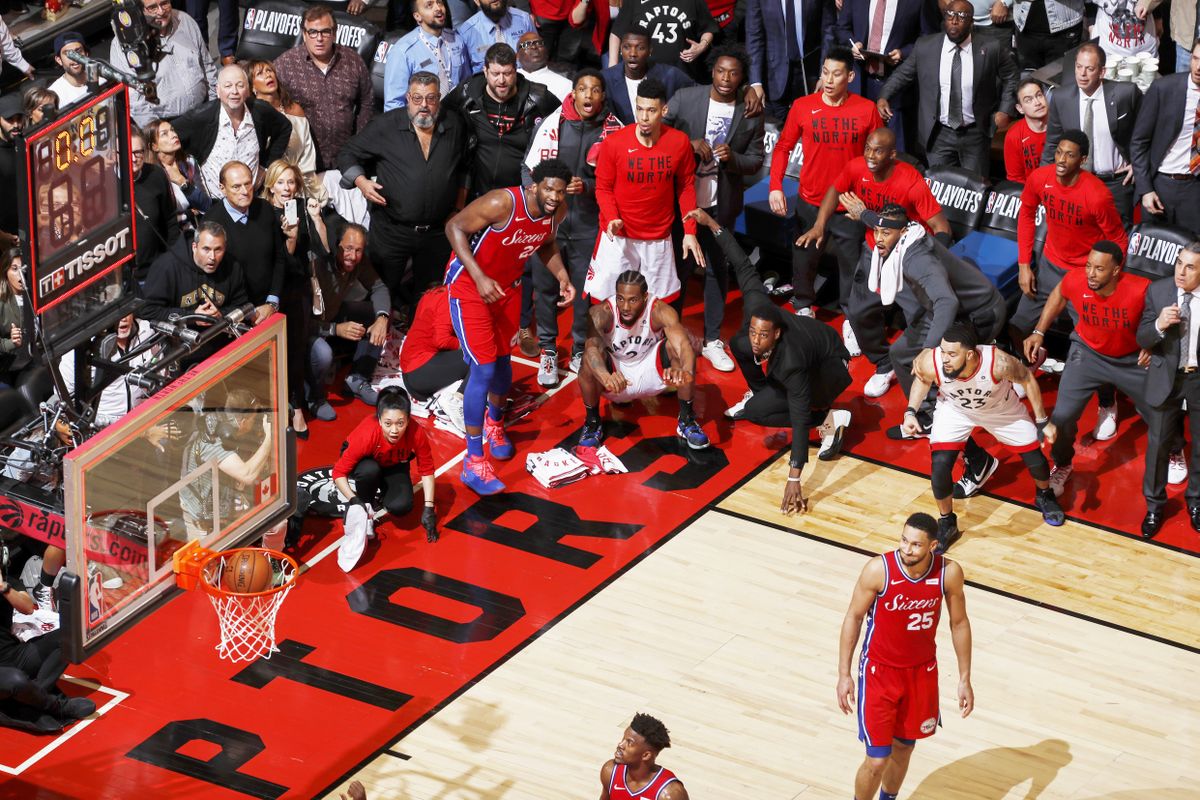 Kawhi Leonard (keskel, kükitamas) Toronto Raptorsist vaatab, kuidas tema viimase sekundi vise läheb korvi. 12. mai 2019, Toronto, Kanada.