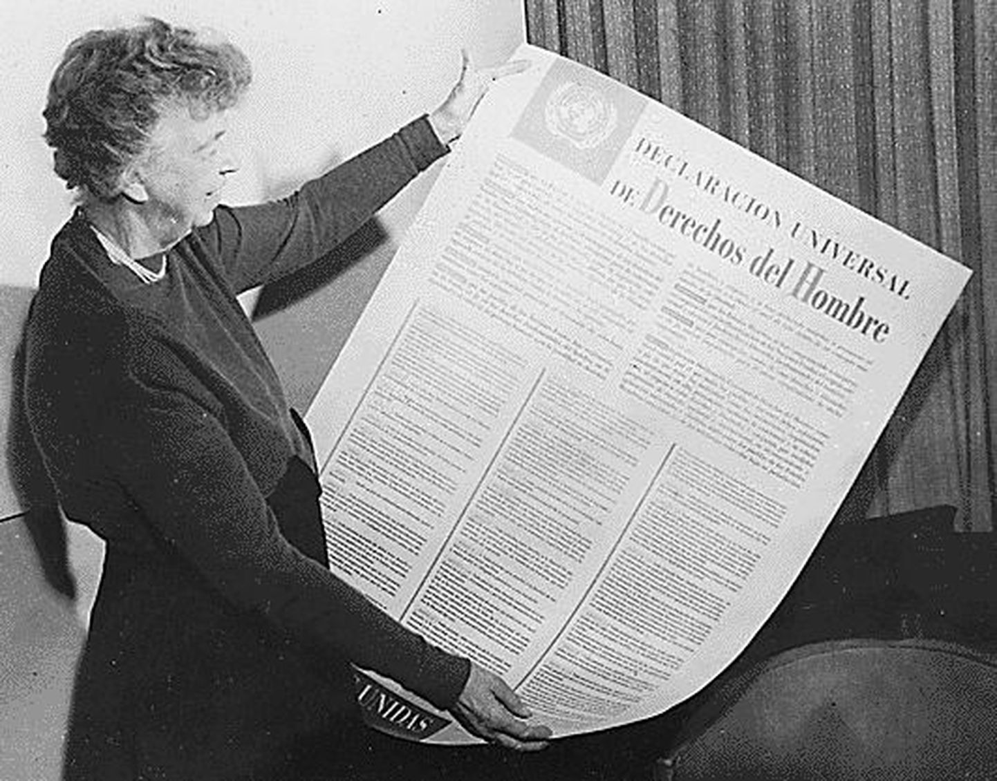 USA poliitik ja inimõigusaktivist Eleanor Roosevelt inimõiguste ülddeklaratsiooniga 1948. aastal (hispaaniakeelne variant)