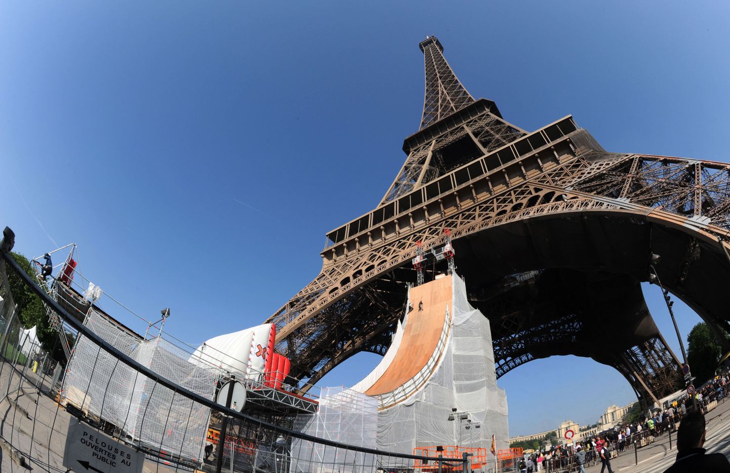 Taig Khris püstitas Eiffeli tornist rulluiskudel alla hüpates maailmarekordi.
