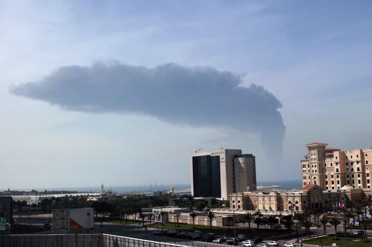 Dubai lähedal süttisid pärast kokkupõrget põlema tanker ja konteinerlaev. Taevasse tõusnud suitsupilve oli näha kaugele.