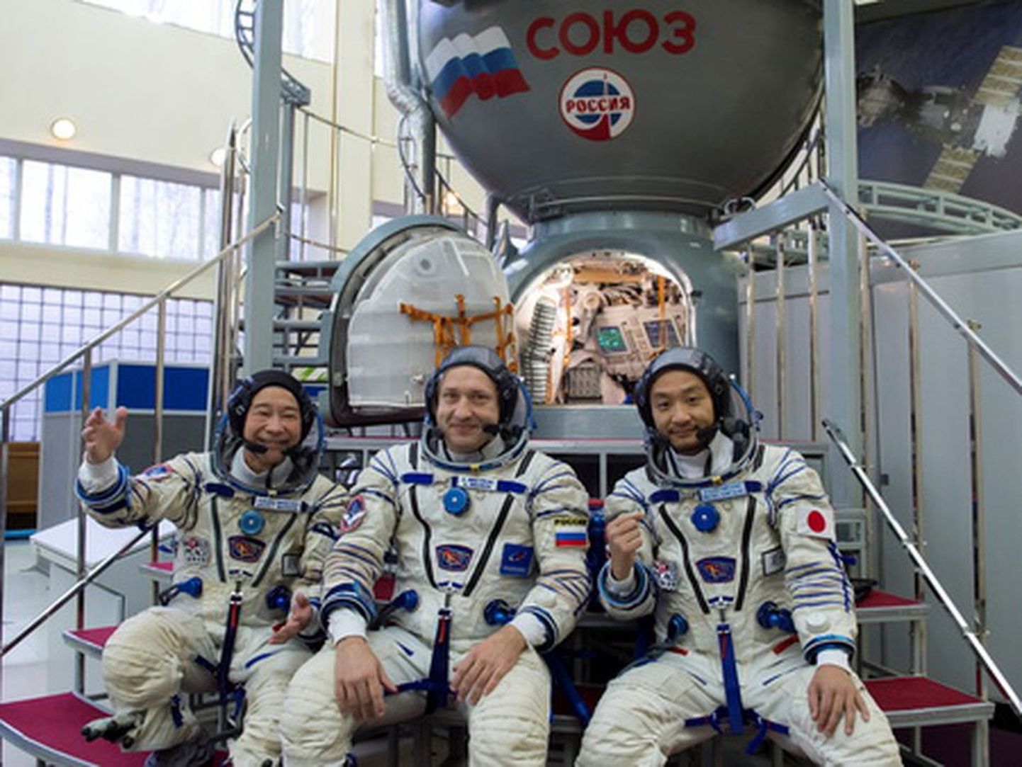 Venemaa kosmonaut Alaksandr Misurkin (keskel) koos jaapanlaste, miljardäri Yusako Maezawa (vasakul) ja tema abilise Yozo Hiranoga 16. novembril Venemaa kosmonautide treeningkeskuses