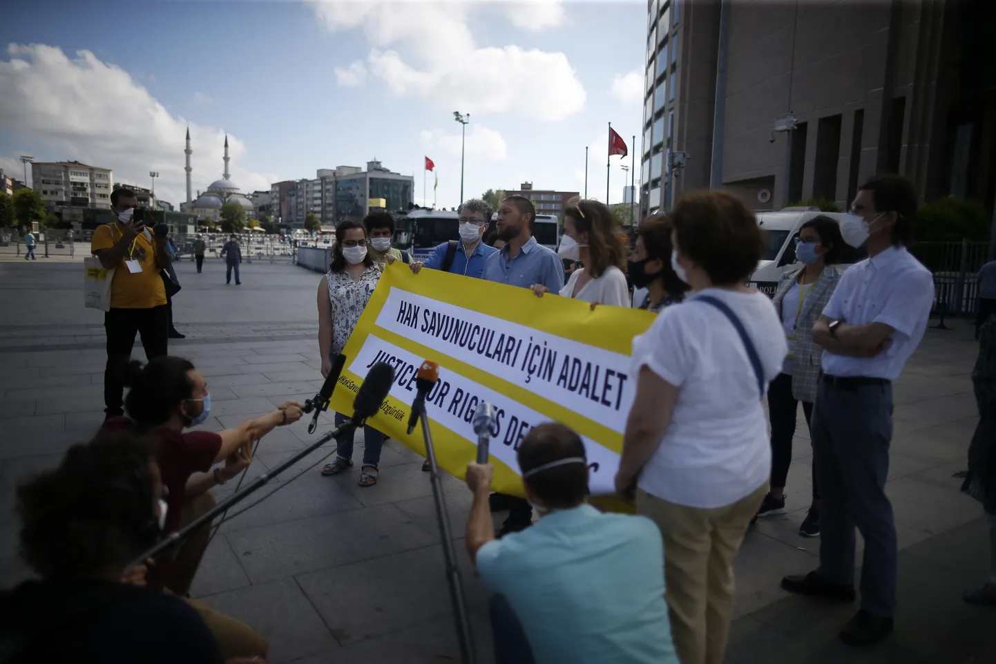 Vabaühenduse Amnesty International meeleavaldajad nõudsid reedel Istanbuli kohtuhoone ees kõigi 11 süüdistatud inimõigusaktivisti vabastamist. Kiri plakatil: "Õiglust õiguste kaitsjatele".