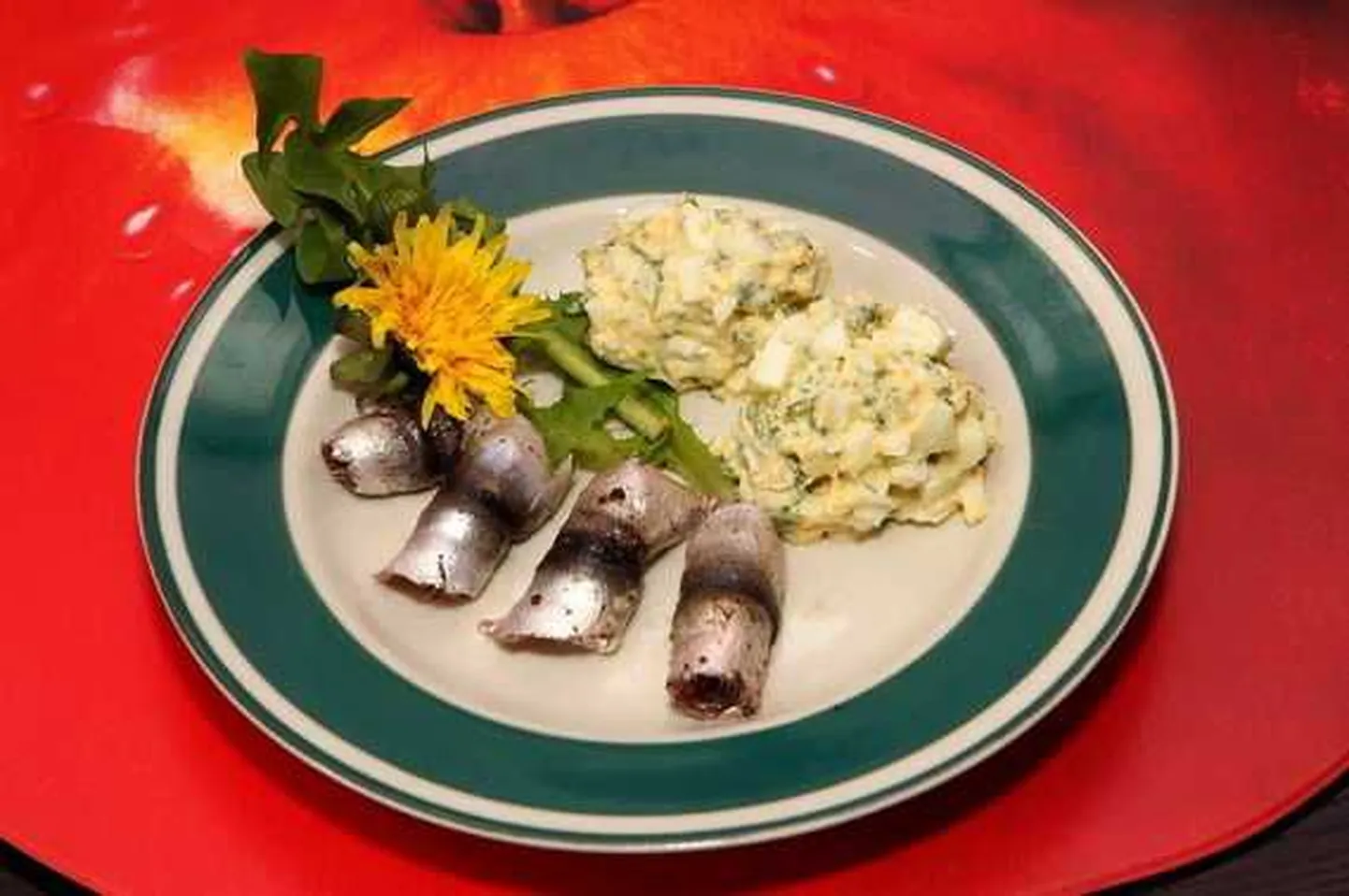 Eestlased söövad võrreldes skandinaavlastega vähe kalatooteid. Pildil kilu ja salat.