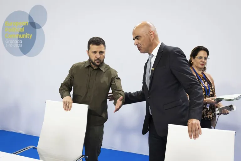 Президент Швейцарии Ален Берсе с украинским коллегой Владимиром Зеленским.