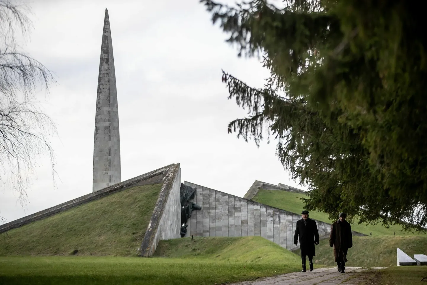 Maarjamäe memoriaali kohal kõrgub obelisk (1960, Mart Port ja Lembit Tolli) Balti laevastiku Jääretke auks 1918. aastal, kui Saksa väed jõudsid Tallinna lähistele. Retk ise oli kurioosum: pärast laevastiku jõudmist Kroonlinna lasti merejõudude ülem Aleksei Štšastnõi kohtu otsusel maha, kuna laevade evakueerimine oli vastuolus sakslastega sõlmitud separaatrahuga – laevastik oleks pidanud sakslastele üle antama, kuid Rahvakomissaride Nõukogu andis korralduse alused uputada. Nõukogude propaganda kujundas Jääretkest kangelasloo tagantjärele.