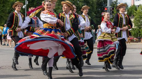 GALERII ⟩ Värvikirev rongkäik tõi maailma rahvad Võru tänavatele