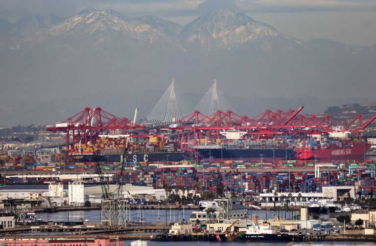 Konteinerid kuhjumas San Pedro sadamas Californias 2021. aasta veebruaris. Reidil ootas samal ajal lossimist 38 konteinerilaeva. 