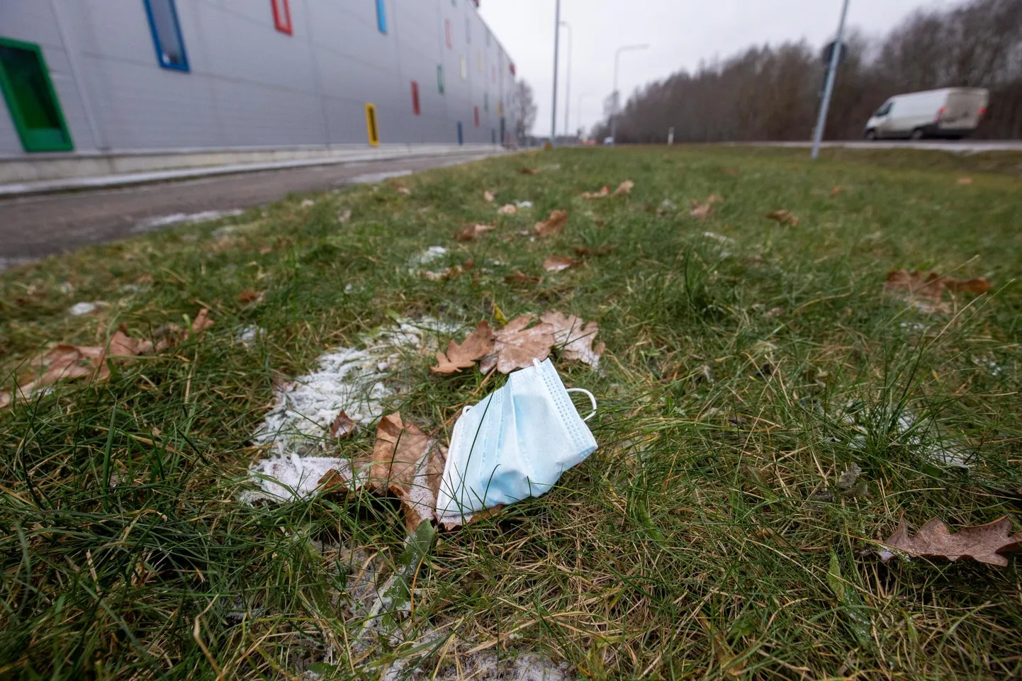 Maas vedelevad ühekordsed maskid pole kahjuks harv vaatepilt. Ka Paide Maksimarketi ümbruses leidub neid üsna palju.