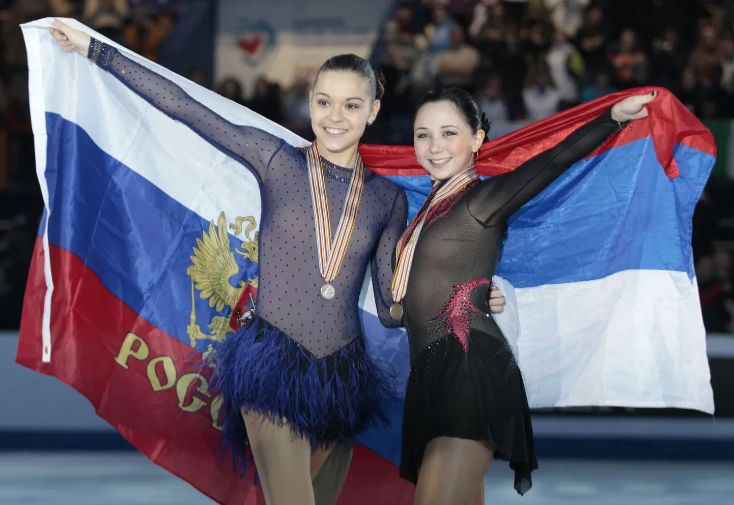 Российские фигуристки Аделина Сотникова (слева) и Елизавета Туктамышева.