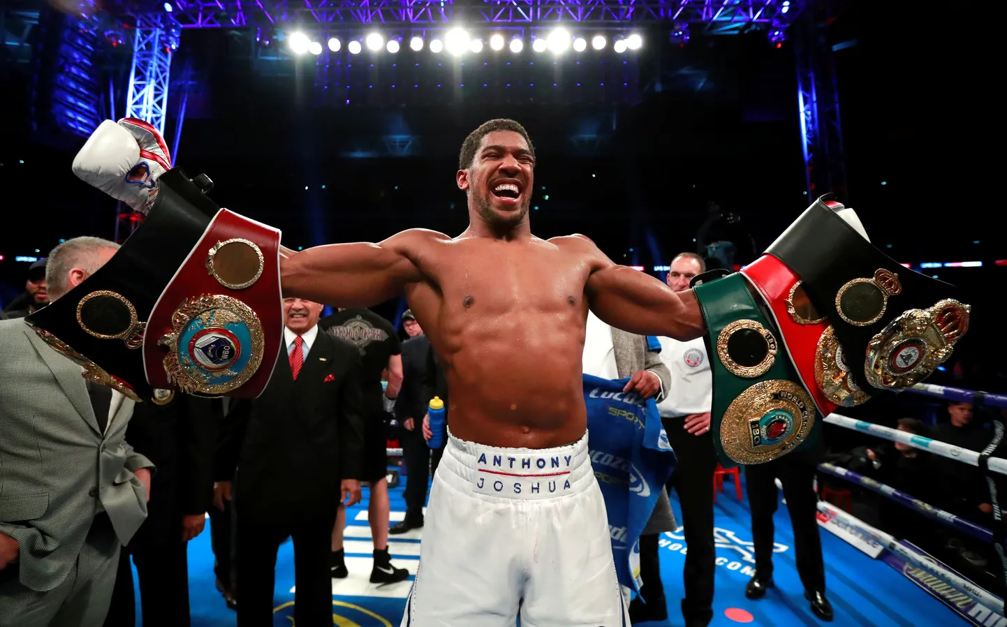 Anthony Joshua oma nüüdseks kaotatud tiitlivöödega.
