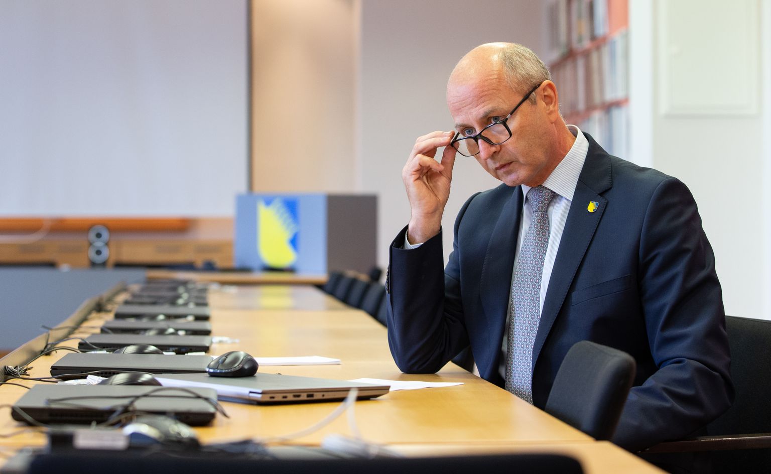 Kohtla-Järve linnapea Toomas Nael ei pea õigeks, et korruptsioonikahtlustuse saanud abilinnapead jätkasid uurimise ajal oma tööd.