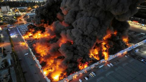 VIDEO ⟩ Varssavis põles maha 1400 kauplusega ostukeskus