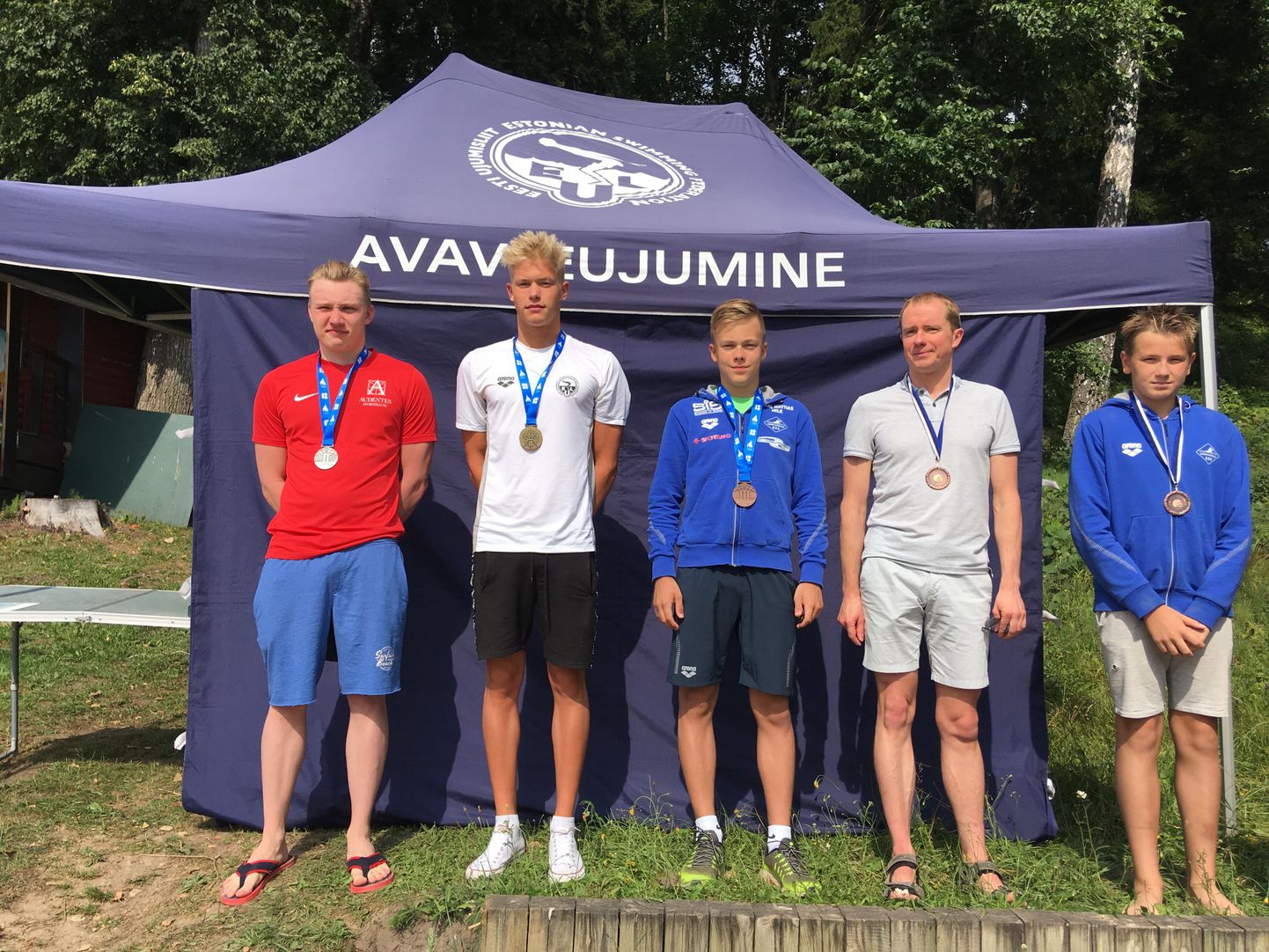 Möödunud nädalavahetusel peeti Pühajärvel Eesti meistrivõistlused avaveeujumises, kus Tartumaalt pärit Karl Mattias Milk (vasakult kolmas) võitis pronksmedali.