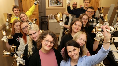 Kellad toovad õpetatud kätes kuuldele imelist muusikat