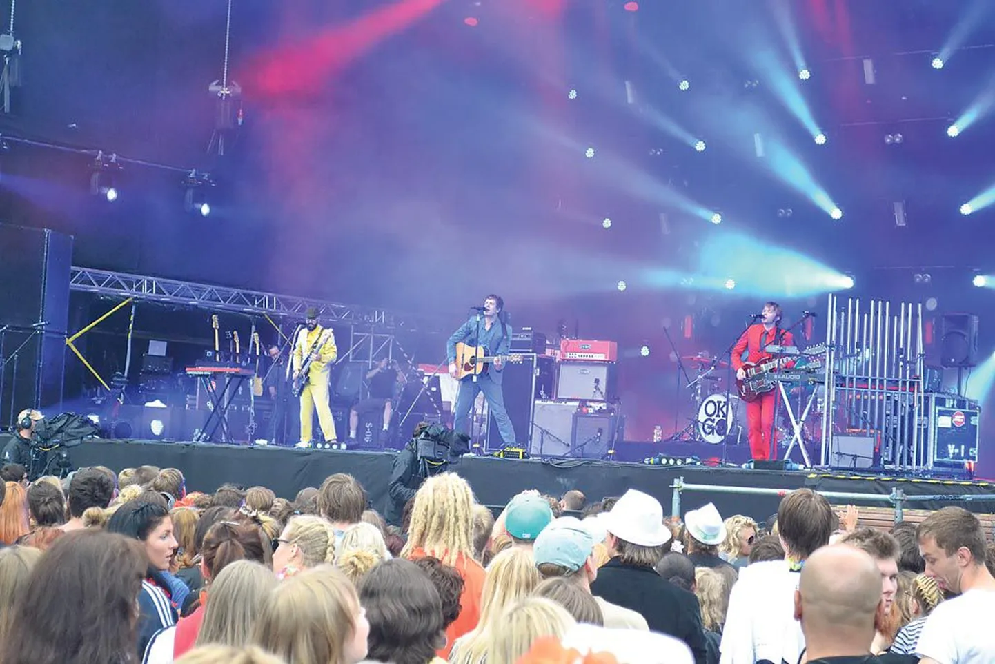 Kõik Salacgriva “Positivuse” festivali pealaval esinenud bändid leidsid hulganisti poolehoidjaid, suurepärane, värviline ja hoogne OK Go polnud mingi erand.