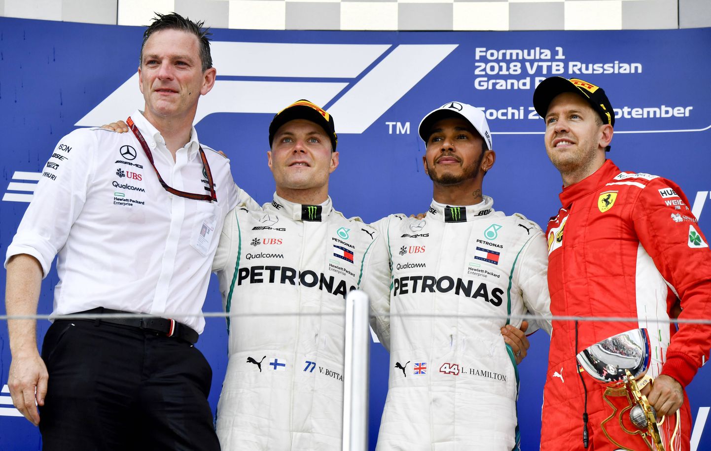 Sebastian Vettel (paremal) mõistab, miks Mercedes Lewis Hamiltonile Venemaa GP võidu kinkis.