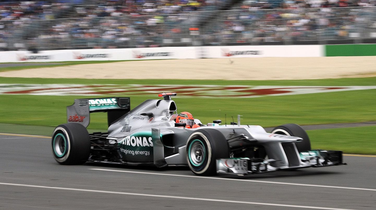 Michael Schumacher Mercedesel näitas Austraalias esimestel vabatreeningutel head kiirust.