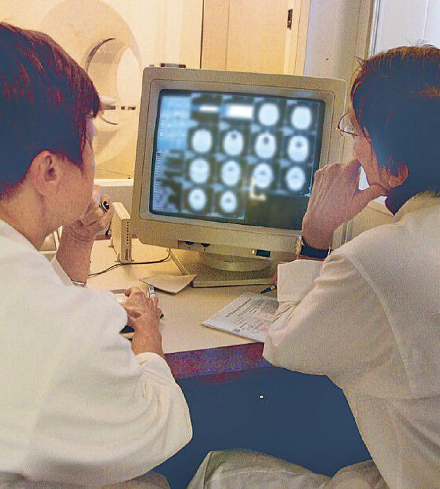 Arstid vaatavad arvutist kompuutertomograafia tulemusi. Vähivaktsiini kasutamise korral muutuks võimalus, et diagnoosiks on emakakaelavähk, märksa harvemaks.