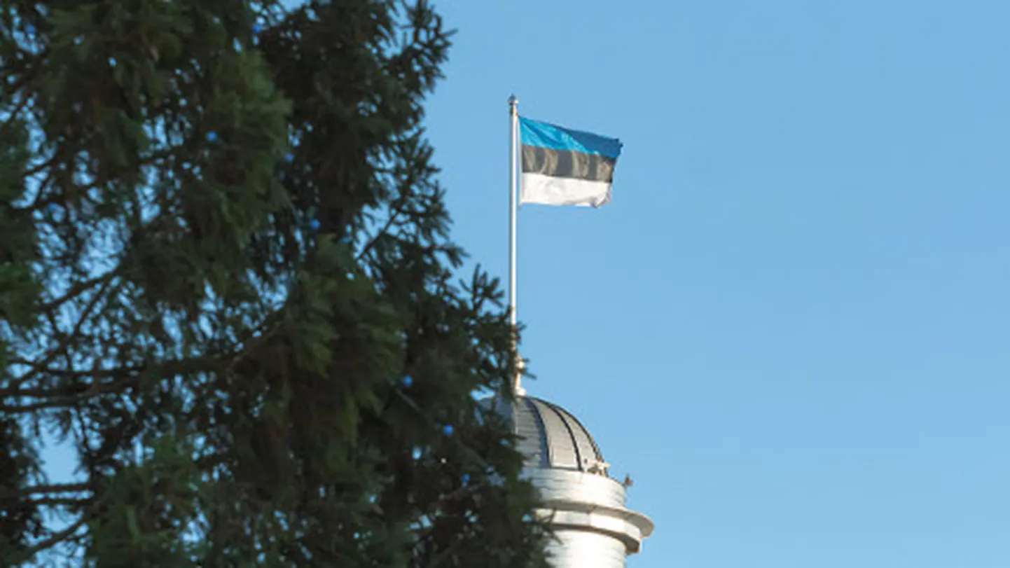 Ministri idee rajada Narva lipuväljak tegi kohalikele ametnikele pigem muret kui rõõmu. Piirilinnal pole isegi raha, et vahetada operatiivselt prožektorilampe linnavalitsuse hoone liputornis.