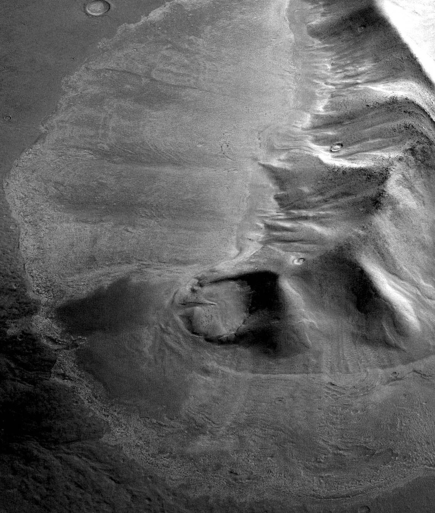 NASA avaldatud foto Marsi poolustest eemal asuvast piirkonnast, kus pinna all leidub jääd