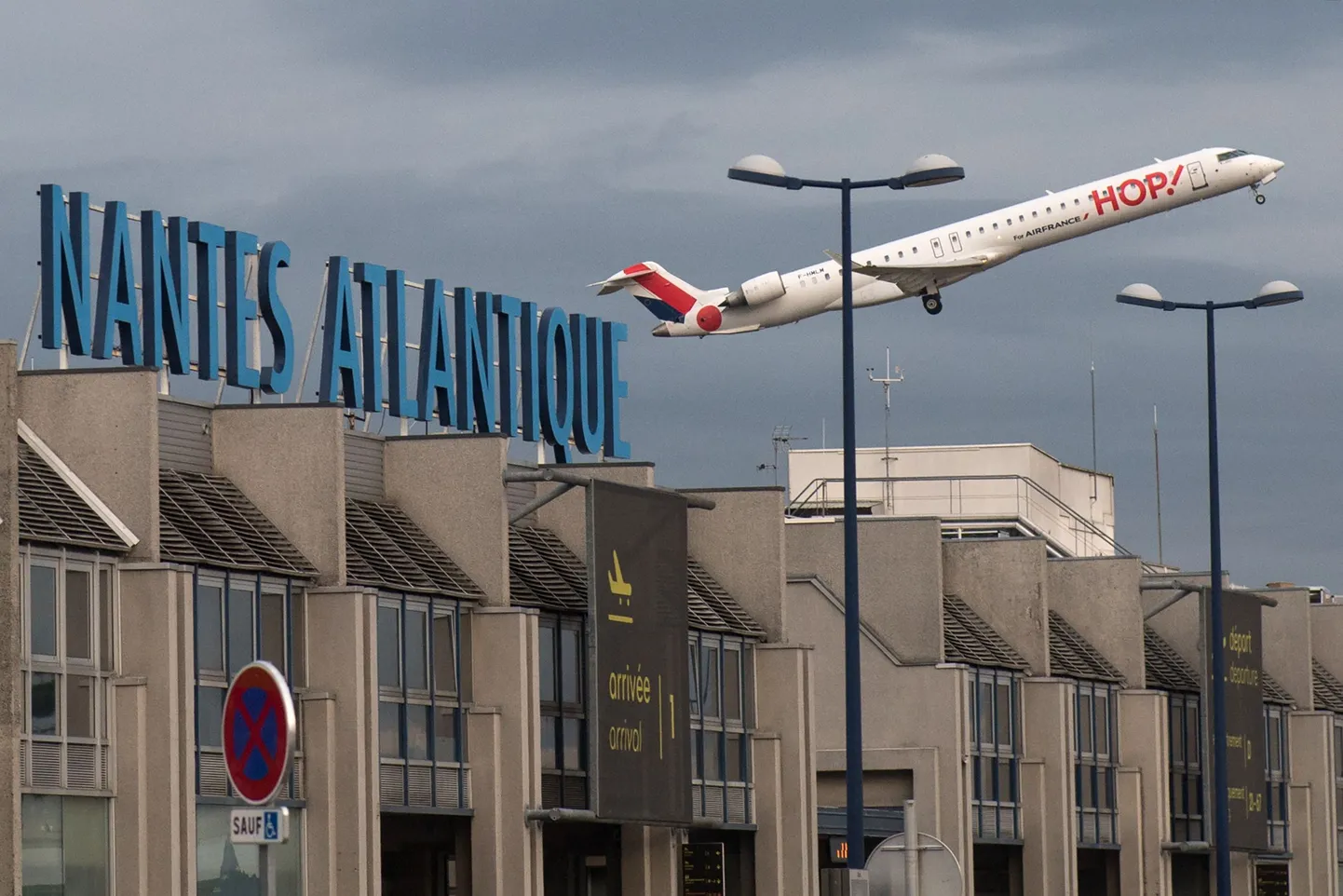 Prantsusmaa, Nantes'i lennuväli. 8. juunil tõusis pärast piirangute leevendamist õhku esimene lennuk.