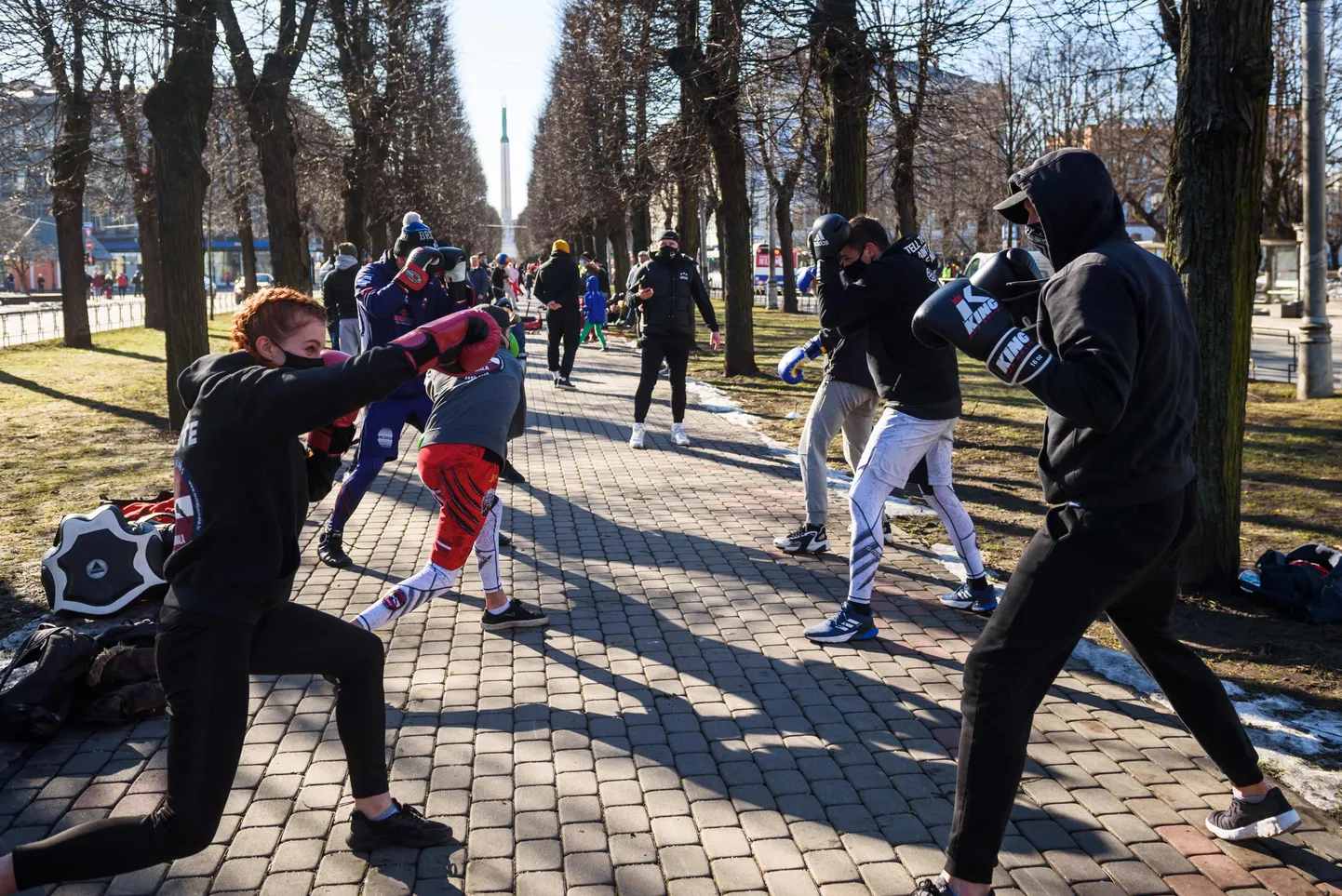 Спортсмены проводят тренировку в центре Риги.