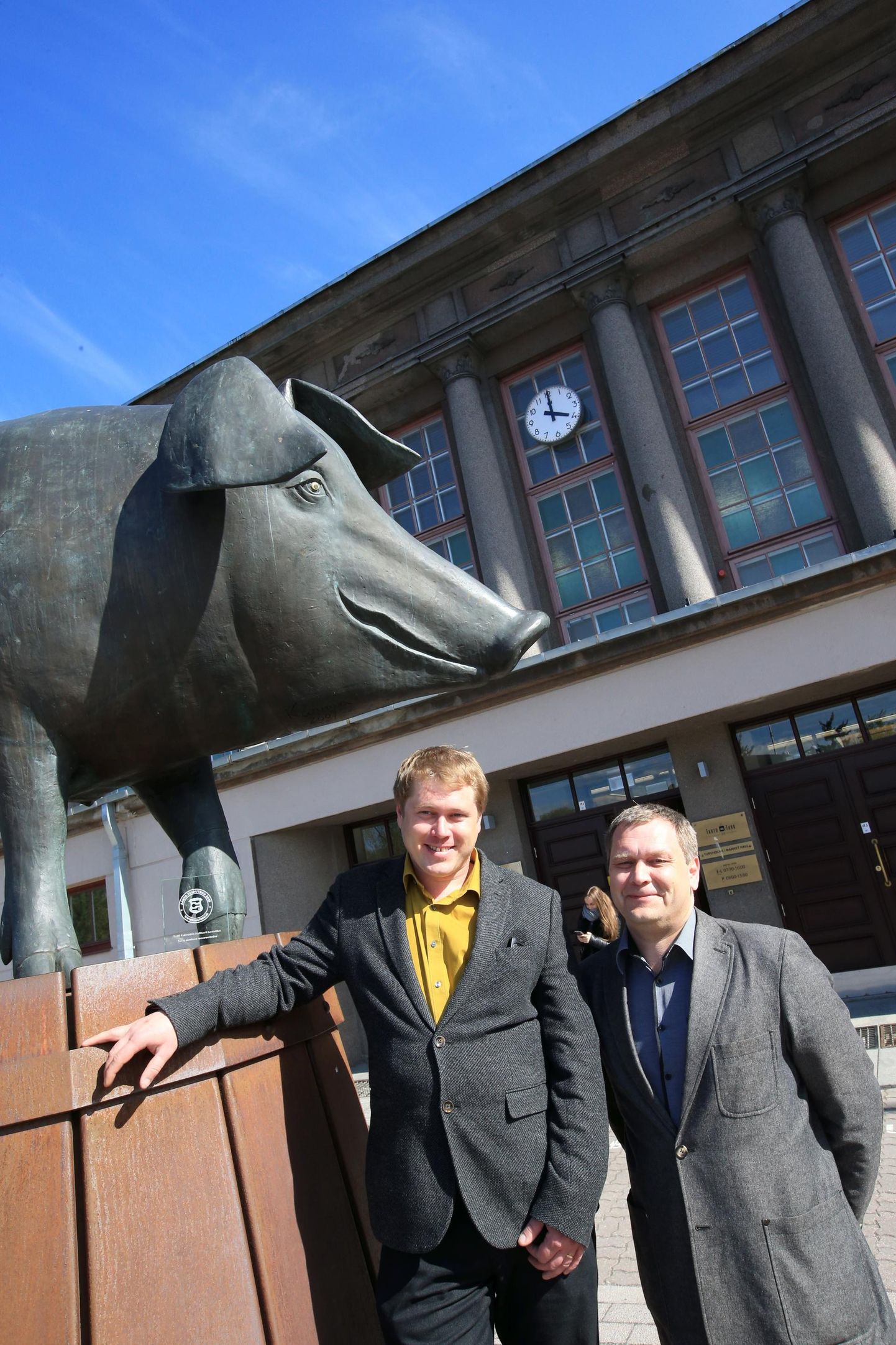 ASi Tartu Turg tegevjuhil Ivo Tombakul (vasakul) on täna viimane tööpäev, homme asub tema asemel ajutiselt tööle ettevõtja Rene Kiis. Uut kindlat töökohta Ivo Tombakul veel pole, ta kavatseb jätkata kaubanduses.