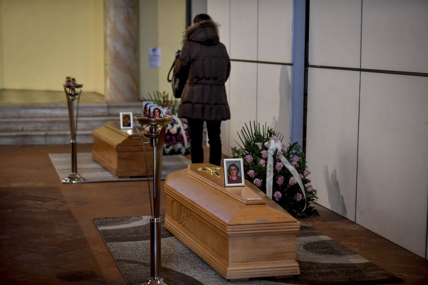 Koroonaviiruse ohvrite kirstud ühes Põhja-Itaalia kirikus.