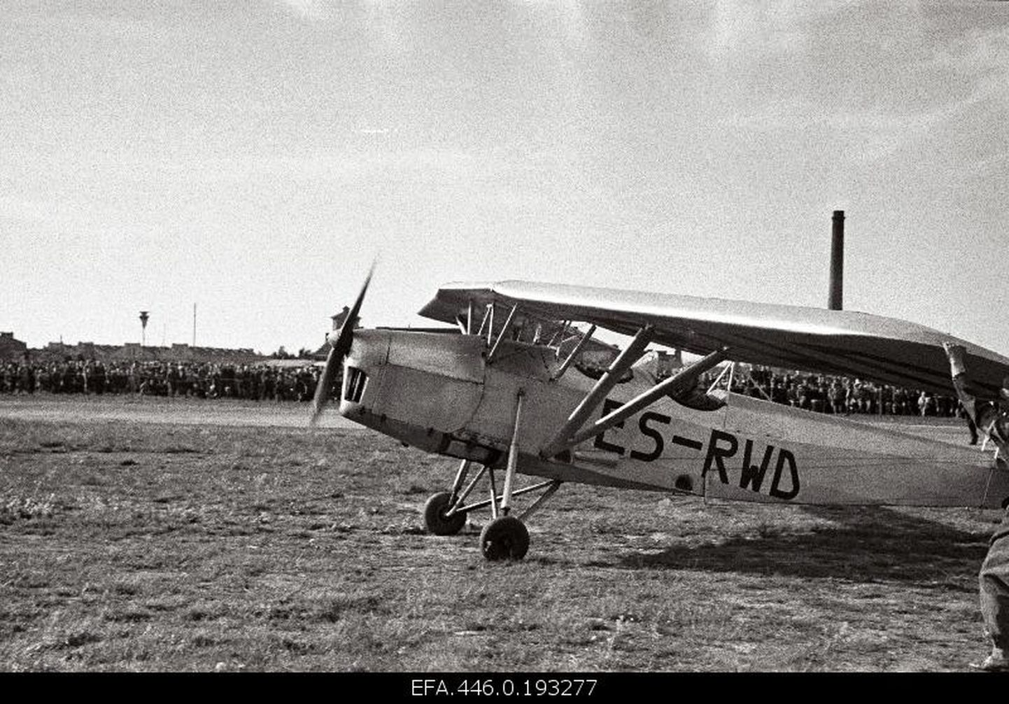 Lennuk ES-RWD Lasnamäe lennuväljal Tallinna lennupäeval.