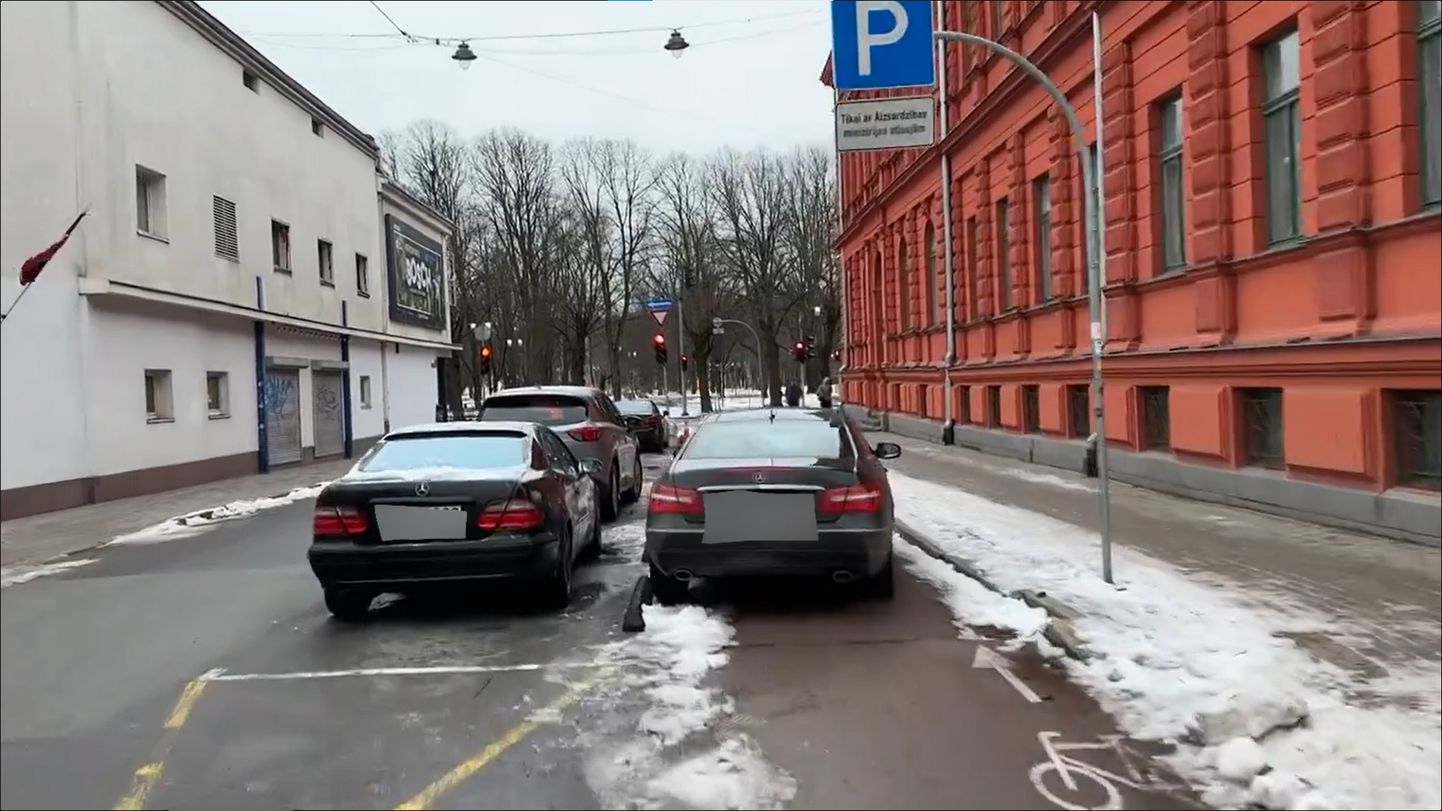 Женщина в центре Риги продемонстрировала "мастер-класс" по парковке