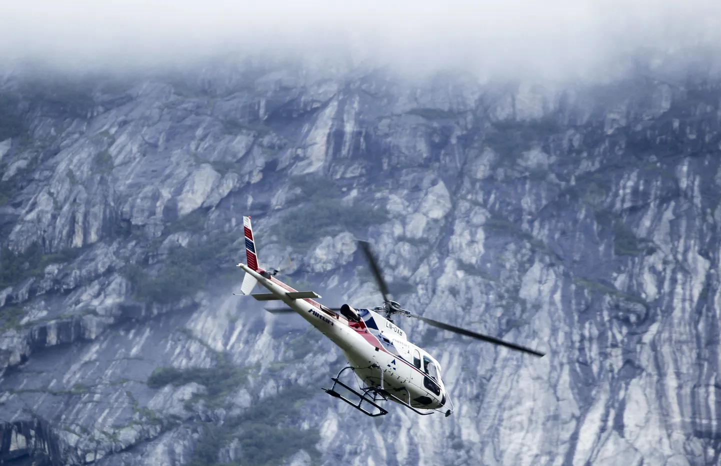 Helikopter Kinsarviku piirkonnas, kus kaks eestlast lõksu jäid.