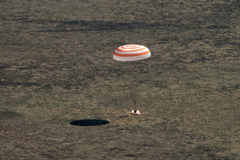 Sojuz MS-15 kosmosekapsel maandus kosmonaudi ja kahe astronaudiga pardal Kasahstani tühermaale
